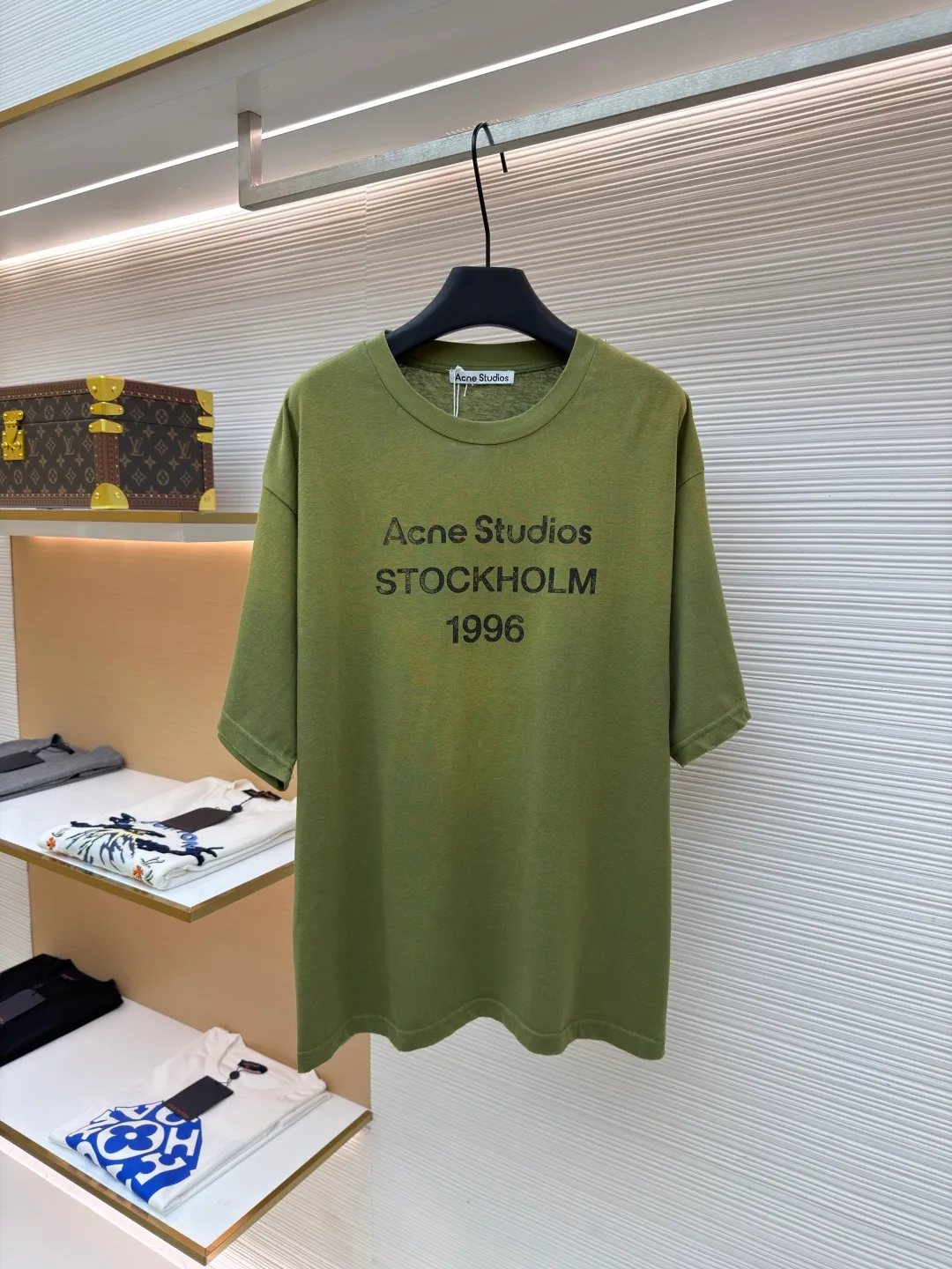 Acne Studios 1966 mud-dyed washed distressed short-sleeve ●Original version: Purchased and developed for 2800 ●Item number: 1682355-X95 ●Fabric: cloud velvet ski-like cotton fabric ●Technology: glue printing ●Color: green ●Version: fitted version ●Weight: about 215 grams ●Size: S-M-L-XL ●Description: Made of ultra-soft pure cotton fabric, garment-dyed, washed and distressed, the chest part has a dirty feel, and the lower part shows a gradient effect. The neckline is slightly frayed to better fit the overall tone. The overall line is straight and delicate, the fabric is comfortable and soft, and the color is consistent without color difference. It can be matched with the same style to create a fashionable look and control various occasions. Customized accessories, complete with three standards, the same style for men and women!